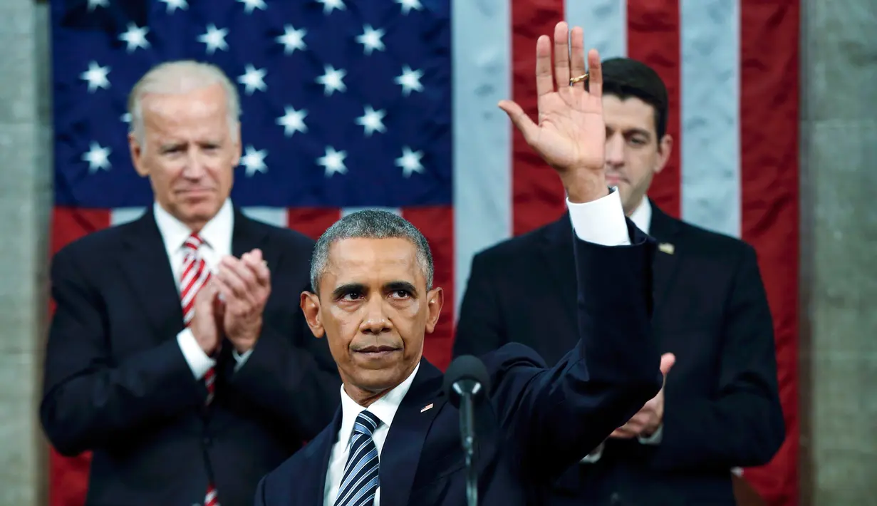 Presiden AS, Barack Obama melambaikan tangan seusai menyampaikan pidato kenegaraan tahunan di hadapan parlemen di Washington, Selasa (12/1). Pidato ini merupakan pidato SOTU terakhir Obama setelah menjabat selama dua periode. (REUTERS/Evan Vucci/Pool)