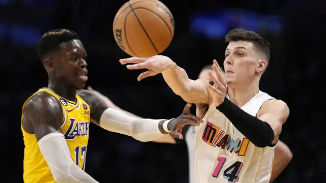 Pemain Lakers Dennis Schroder menjaga pemain Heat Tyler Herro di lanjutan NBA