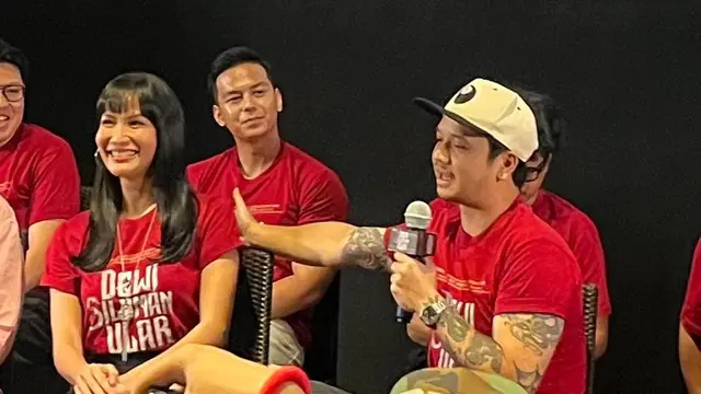 Derby Romero, memegang mic dalam konferensi pers trailer & poster film Dewi Siluman Ular yang diselenggarakan di kawasan Jakarta pada (1/10/2026). (Liputan6.com/Afradhiya N. R)