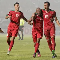 Pemain Timnas Indonesia merayakan gol yang dicetak oleh Hansamu Yama dalam final leg pertama Piala AFF 2016 antara Indonesia vs Thailand di Stadion Pakansari, Cibinong, Jawa Barat, Rabu (14/12/2016).  (Bola.com/Peksi Cahyo)