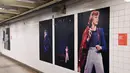 Instalasi seni yang memajang gambar David Bowie terlihat di stasiun kereta bawah tanah Broadway-Lafayette, New York City, 19 April 2018. Instalasi seni ini disponsori oleh perusahaan streaming Spotify. (ANGELA WEISS/AFP)
