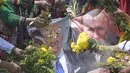 Kelompok ini mengepulkan asap dan melambaikan bunga pada gambar presiden terpilih AS Joe Biden dan Presiden Rusia Vladimir Putin. (ERNESTO BENAVIDES / AFP)