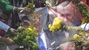 Kelompok ini mengepulkan asap dan melambaikan bunga pada gambar presiden terpilih AS Joe Biden dan Presiden Rusia Vladimir Putin. (ERNESTO BENAVIDES / AFP)