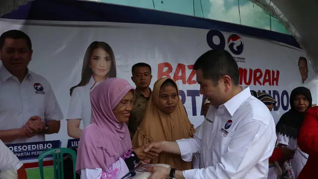 etua Umum Partai Perindo Hary Tanoesoedibjo saat meninjau Bazar Sembako Murah Perindo di Desa Mulyoharjo, Kecamatan Pagerbarang, Kabupaten Tegal, Jawa Tengah, Selasa (26/3/2019). (Istimewa)