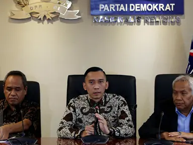 Ketua Fraksi Demokrat DPR Edhie Baskoro Yudhoyono (tengah) memberikan keterangan pers soal Usulan Hak Angket KPK di ruang Fraksi Demokrat, Gedung Nusantara I, Kompleks Parlemen, Jakarta, Kamisi (27/4). (Liputan6.com/Johan Tallo)