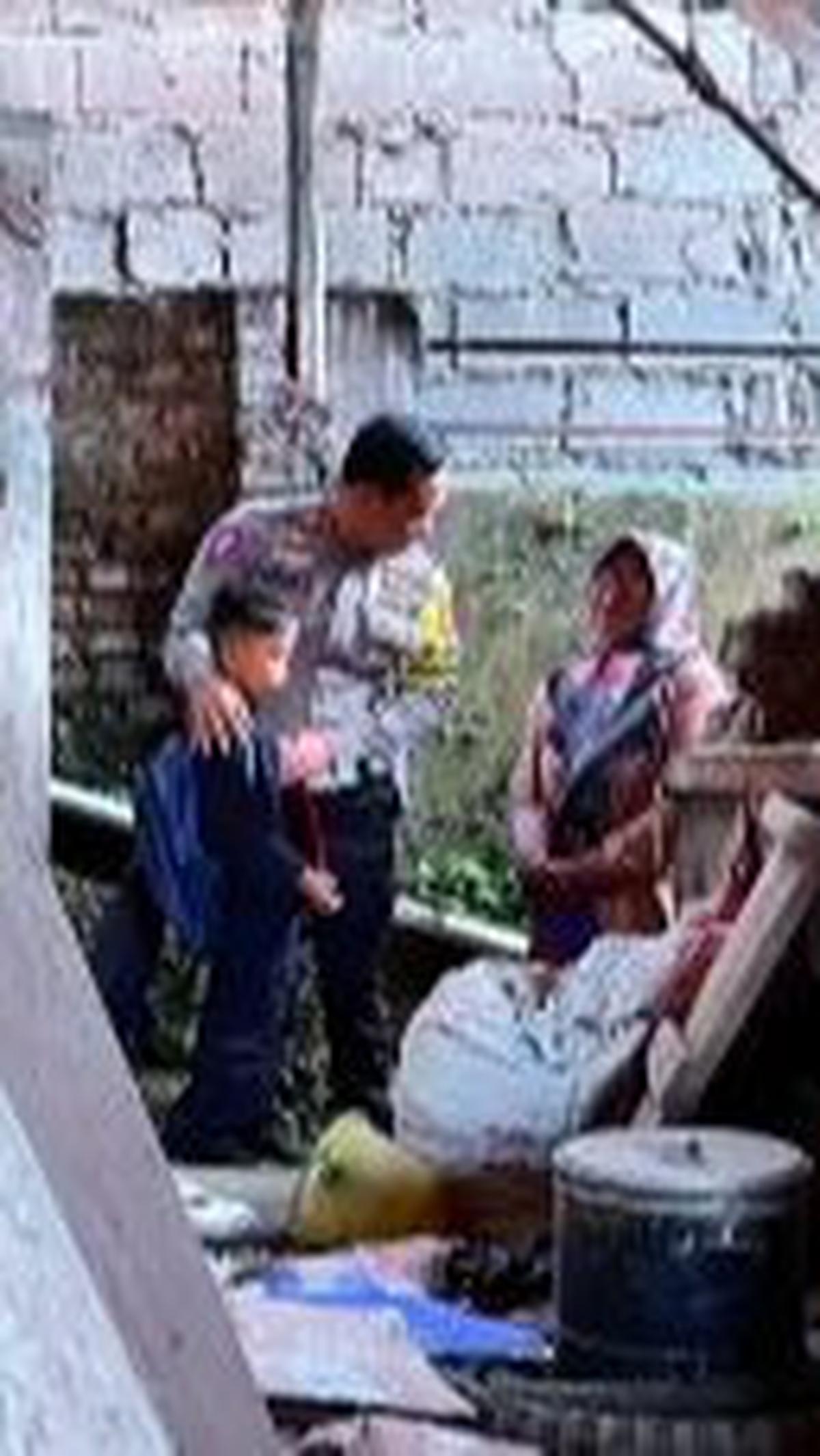 "Sejak usia 4 bulan, Ilham ditinggal pergi bapaknya dan hidup berdua dengan ibunya sebagai pembantu rumah tangga paruh waktu," demikian dikutip dari keterangan unggahan.
