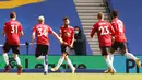 Para pemain Manchester United merayakan gol yang dicetak oleh Bruno Fernandes ke gawang Brighton Hove Albion pada laga Liga Inggris, Sabtu (26/9/2020). Setan Merah menang dengan skor 3-2. (John Sibley/Pool via AP)