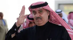 Pangeran Miteb bin Abdul Aziz saat berada di Janadriyah di Saudi, Riyadh pada 15 Februari 2008. Pangeran Miteb yang juga Menteri Garda Nasional ditangkap Komite Anti-Korupsi Saudi atas dugaan korupsi pengadaan Walkie-Talkie. (AFP Photo/Hassan Ammar)