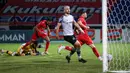 Dengan tenang Rohit Chand bisa melepaskan tendangan congkel yang meluncur ke dalam gawang Persikabo. (Bola.com/Bagaskara Lazuardi)