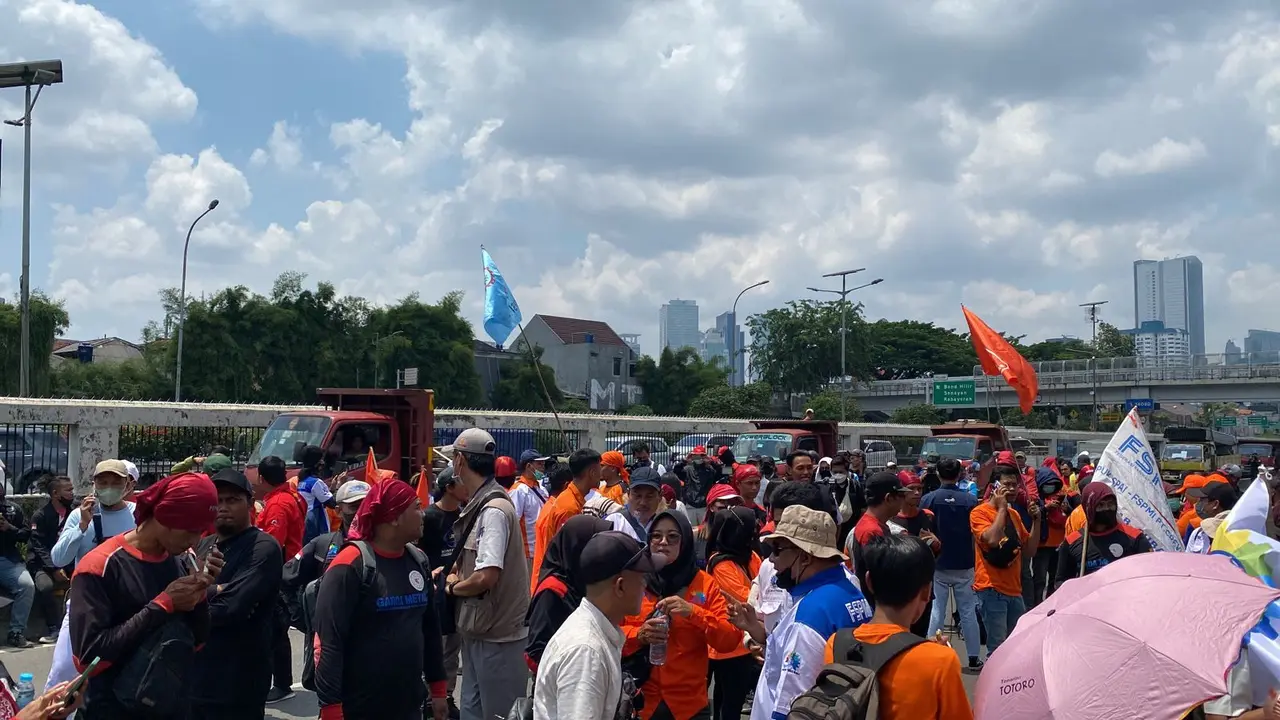 Suasana demo BBM oleh buruh di depan Gedung DPR, Selasa (6/9/2022). (Liputan6.com/Achmad Hafidz)