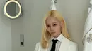 Hadiri Wimbledon 2026, Winter aespa padukan kemeja putih dengan blazer dan celana pendek putih [@imwinter]