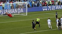 Kiper Timnas Islandia, Hannes Thor Halldorsson, saat menahan penalti kapten Argentina, Lionel Messi. Kedua tim akhirnya bermain imbang 1-1 dalam laga pertama Grup D Piala Dunia 2018. (AP Photo/Rebecca Blackwell)