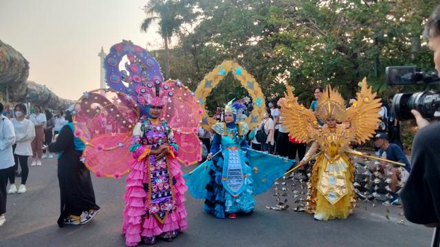 Baju Karnaval dari Sampah