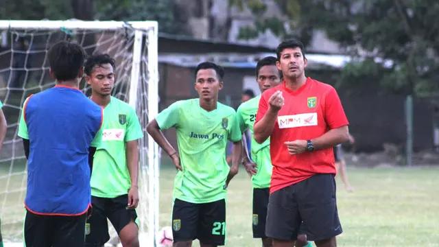 Pelatih Persebaya Surabaya, Alfredo Vera. (Liputan6.com/Dimas Angga P)