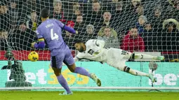 Bek Liverpool, Virgil van Dijk mencetak gol pertama timnya ke gawang Sheffield United pada laga pekan ke-15 Liga Inggris 2023/2024 di Bramall Lane, Sheffield, Kamis (7/12/2023) dini hari WIB. (AP Photo/Jon Super)