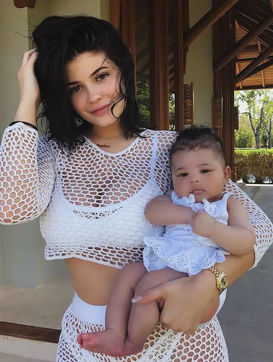 Kylie Jenner kembaran warna baju nih sama Stormi. (instagram/kyliejenner)