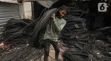Aktivitas pekerja pengelupasan limbah kabel serat optik di kawasan Pondok Bahar, Kota Tangerang, Banten, Jumat (10/11/2023). (Liputan6.com/Angga Yuniar)