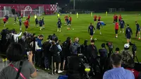 Media mengamati sesi latihan timnas Kroasia pada Piala Dunia 2022 di Doha, Minggu (11/12/2022). Kroasia dan Argentina bertemu sebanyak lima kali pada laga persahabatan dan Piala Dunia. (AP Photo/Petr David Josek)