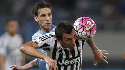 Striker Juventus, Mario Mandzukic (kanan) berebut bola dengan pemain Lazio, Lucas Biglia, dalam final Piala Super Italia 2015 di Stadion Shanghai, Tiongkok. Sabtu (8/8/2015). (Reuters/Aly Song)