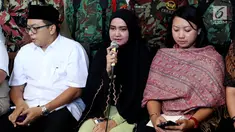 Istri penyidik Komisi Pemberantasan Korupsi (KPK) Novel Baswedan, Rina Emilda (tengah) di dampingi Kuasa Hukum dan Kontras memberikan keterangan pers di, Jakarta, Senin (28/8). (Liputan6.com/Johan Tallo)