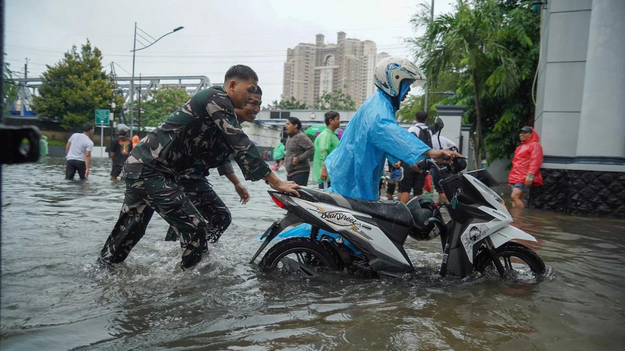 FOTO: Banjir Pademangan, Prajurit TNI AL Bantu Warga