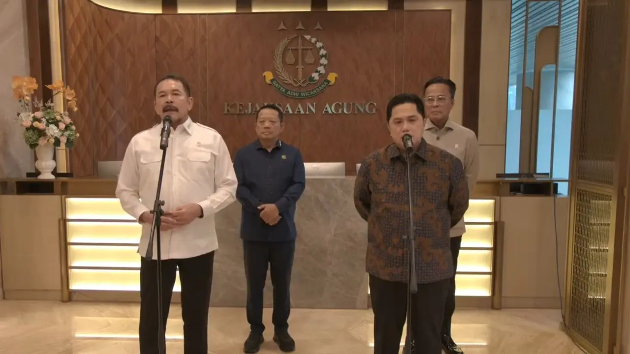 Jaksa Agung Sanitiar Burhanuddin dan Menteri BUMN Erick Thohir dalam konferensi pers, di Kantor Kejagung, Jakarta, Selasa (18/2/2025)