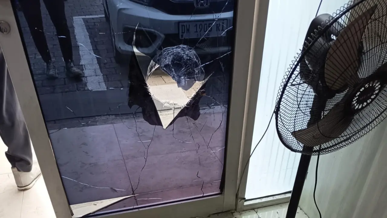 Aksi penyerangan menyasar dua kantor pelayanan publik di Kota Makassar, Sulawesi Selatan.