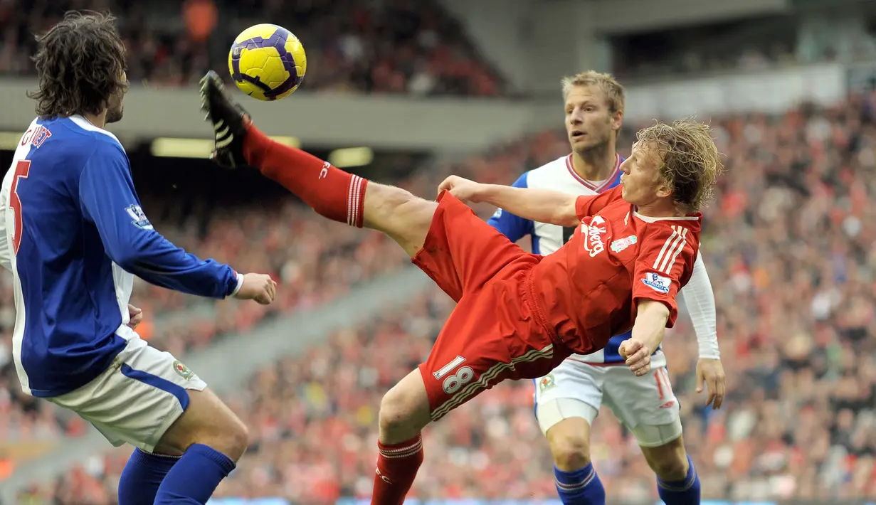 Dirk Kuyt. Eks sayap kanan Belanda berusia 42 tahun yang telah pensiun pada Juli 2018 bersama Quick Boys ini tercatat pernah berseragam Liverpool selama 6 musim mulai 2006/2007 hingga 2011/2012. Ia langsung mengenakan jersey bernomor punggung 18 yang tak bertuan pada musim 2005/2006 setelah ditinggalkan Antonio Nunez pada akhir muism 2004/2005. Bersama Liverpool Dirk Kuyt yang akhirnya hengkang ke Fenerbahce ini total bermain dalam 285 laga di semua ajang dengan torehan 71 gol dan 43 assist. (AFP/Andrew Yates)