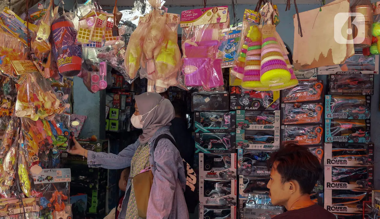 Sejumlah pedagang mengaku peningkatan penjualan hingga dua kali lipat dari hari biasanya. (Liputan6.com/Herman Zakharia)