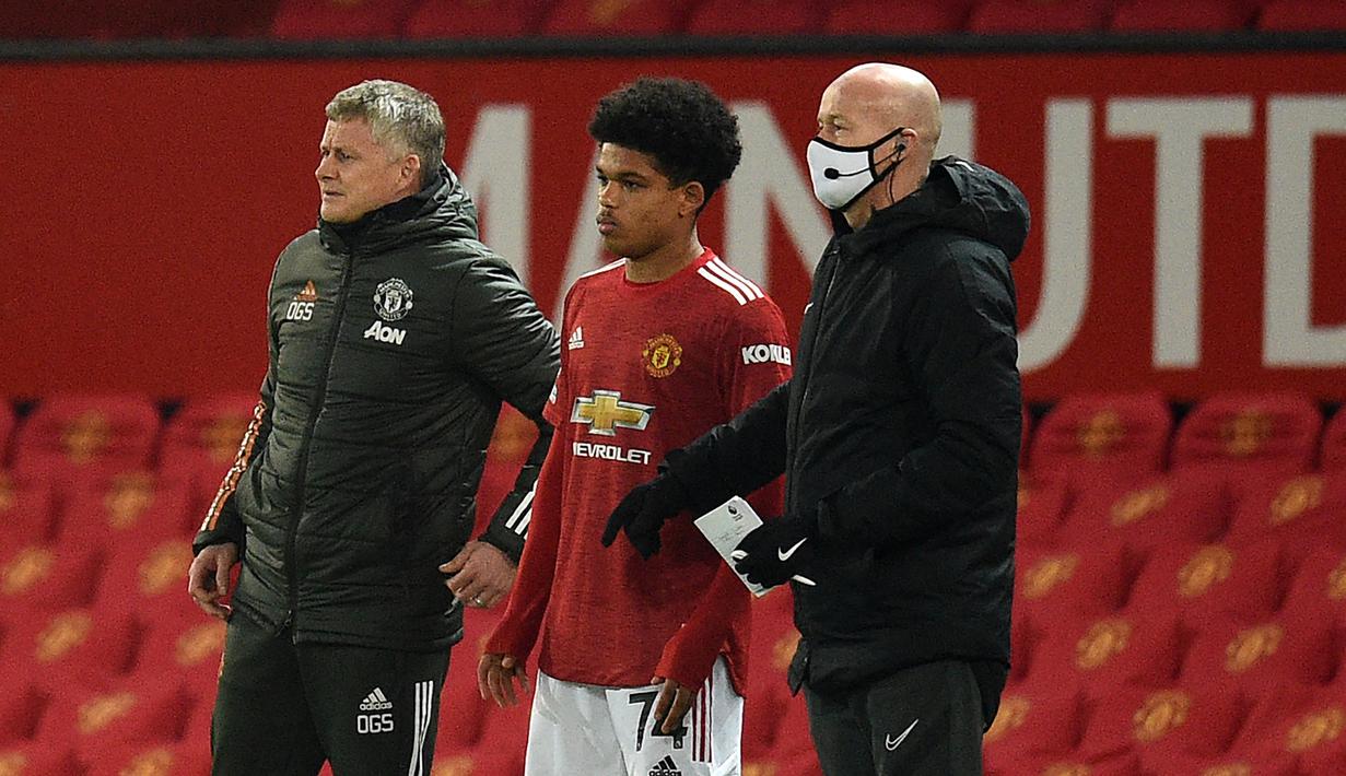 Shola Shoretire. Striker Manchester United berkebangsaan Inggris ini menjalani debutnya di Premier League dalam laga melawan Newcastle United pada 21 Februari 2021. Ia berusia 17 tahun dan 19 hari dalam laga yang tersisa dua menit saja, menggantikan Marcus Rashford. (AFP/Oli Scarff/Pool)