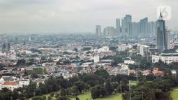 Pemandangan gedung bertingkat dan permukiman warga di antara perpohonan Jakarta, Kamis (13/2/2020). Jakarta baru memiliki 9,98 persen lahan yang dijadikan Ruang Terbuka Hijau (RTH) dari proyeksi 30 persen. (Liputan6.com/Faizal Fanani)
