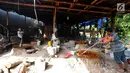 Sejumlah pekerja membuat dodol Betawi di kawasan Studio Alam TVRI, Cilodong, Depok (31/5). Bahan-bahan yang digunakan untuk membuat dodol ini di antaranya adalah kelapa, gula merah, gula putih, beras putih dan beras ketan. (Merdeka.com/Arie Basuki)