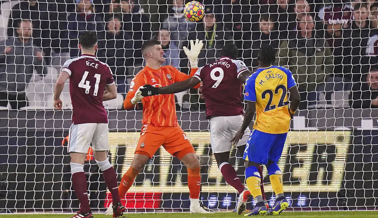 Pemain West Ham United Michail Antonio (tengah) mencetak gol ke gawang Southampton pada pertandingan sepak bola Liga Inggris di London Stadium, London, Minggu (26/12/2021). Southampton menang 3-2. (Adam Davy/PA via AP)