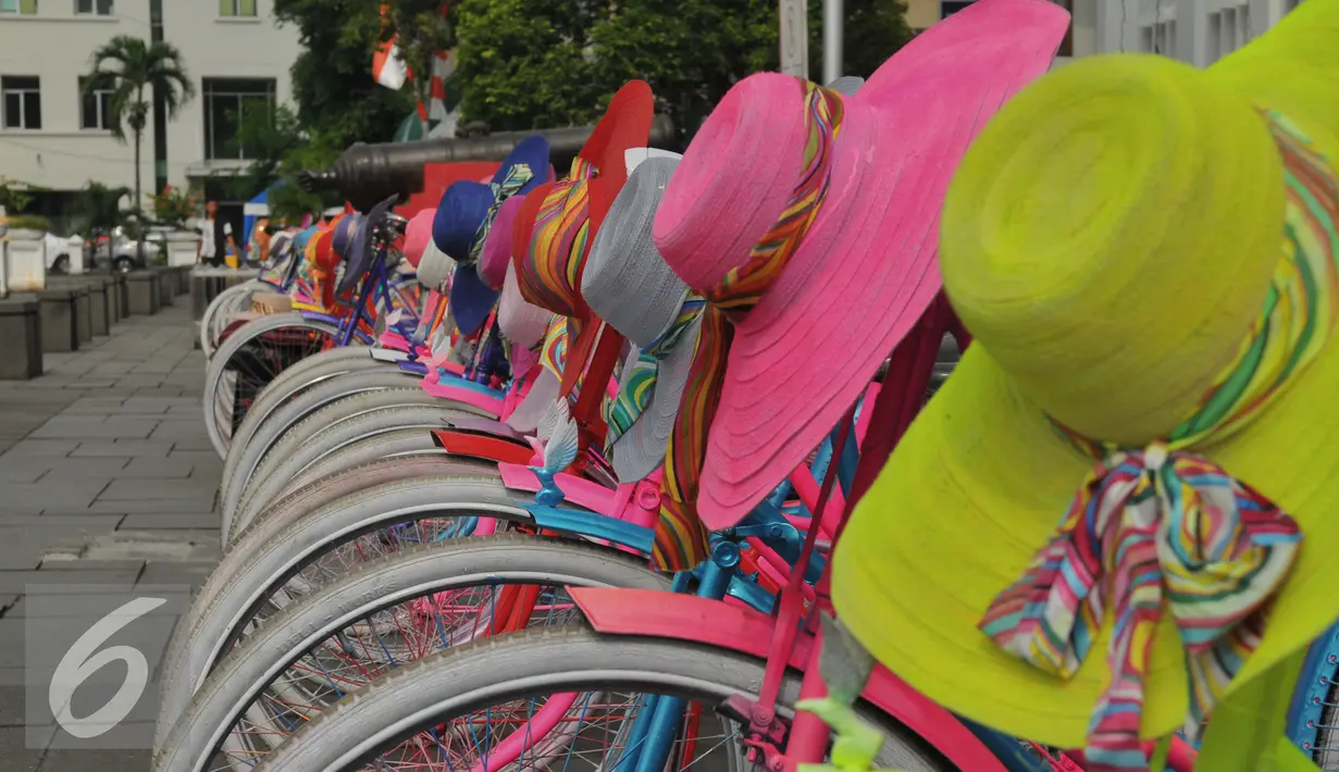 Sepeda onthel berwarna-warni terparkir di halaman Museum Fatahillah, Jakarta, Kamis (17/3). Sepeda berwarna ungu, putih, merah, biru, dll tampak cantik, setelah ditambah topi bundar berenda yang bergantung di tangkai sepeda. (Liputan6.com/Faisal R Syam)