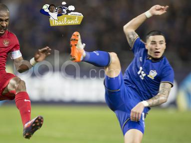 Kapten Timnas Indonesia, Boaz Solossa (kiri), berebut bola dengan pemain Thailand, Tristan Do, dalam laga leg kedua final Piala AFF 2016 di Stadion Rajamangala, Bangkok, Thailand, Sabtu (17/12/2016). (Bola.com/Vitalis Yogi Trisna)