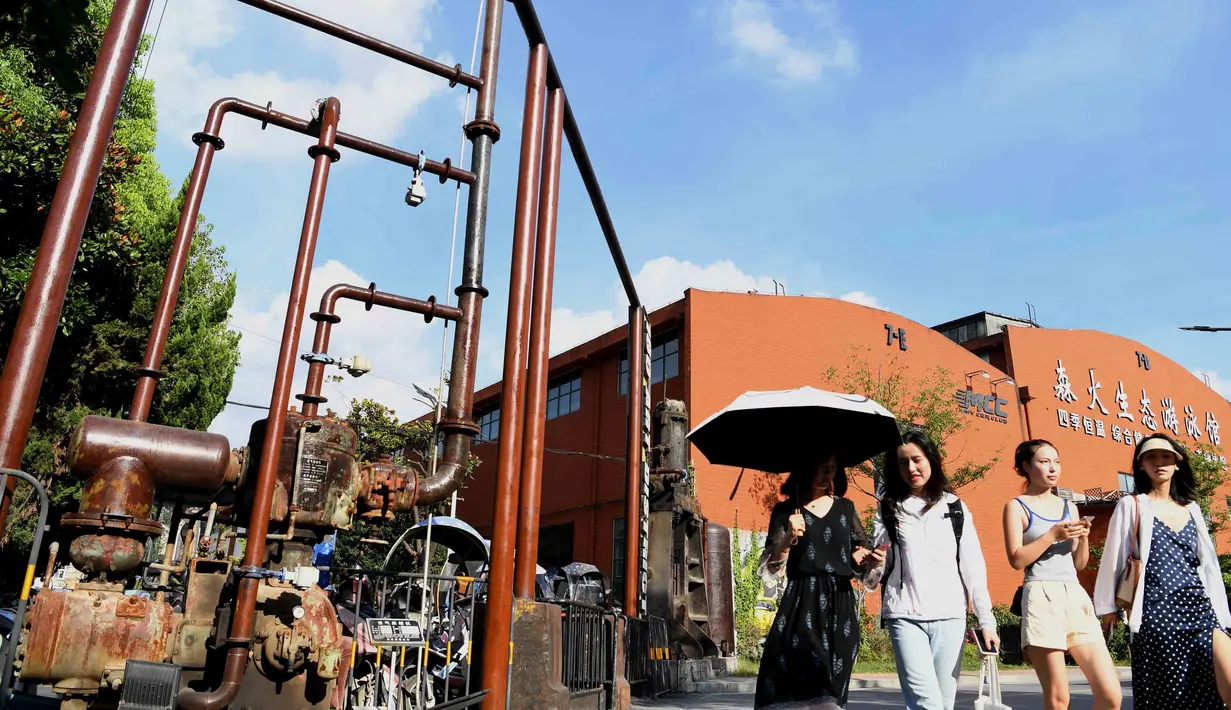 Orang-orang mengunjungi distrik seni Sungai Yangtze 180 di Hefei, Provinsi Anhui, China, 4 Agustus 2020. Distrik seni Sungai Yangtze 180, sebuah kawasan industri budaya dan kreatif, bertransformasi dari pabrik industri tua dan kini menyediakan ruang kantor kreatif dan tujuan rekreasi. (Xinhua/Xie Ch