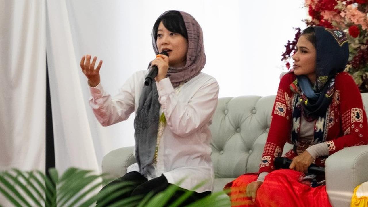 Jadi Pembicara di Aceh, Begini Potret Cantiknya Leony Menggunakan Kerudung yang Bikin Pangling