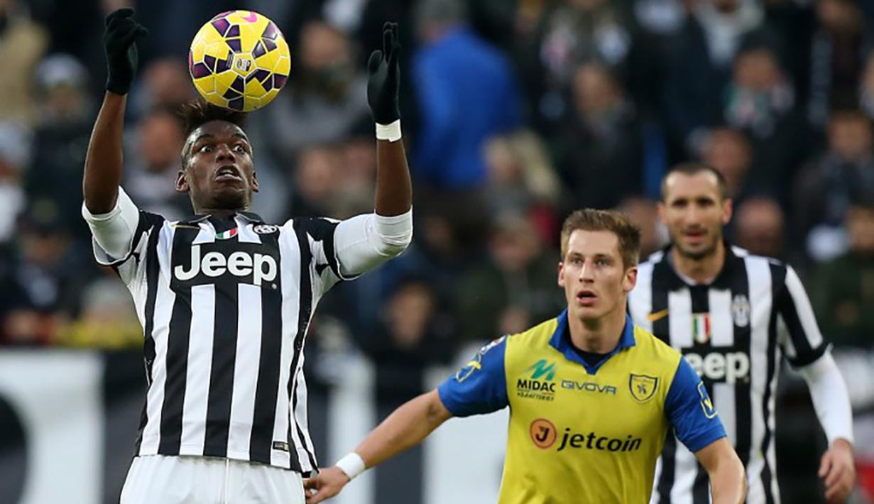 Penjualan jersey dari Juventus berada pada posisi kedelapan dengan angka 480.000 per tahun. Jersey bernama Paul Pogba menjadi salah satu yang terlaris. (AFP Photo/Marco Bertorello) 