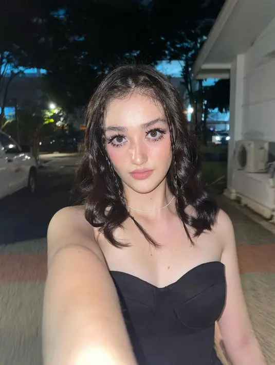 Ranty Maria tampil cantik dengan nuansa berbeda. Dalam balutan outfit off-the-shoulder hitam, Ranty Maria memamerkan potret selfienya dengan bold makeup, bulu mata lentik berhasil menonjolkan area matanya, dan warna lipstik nude yang pas. Foto: Instagram.