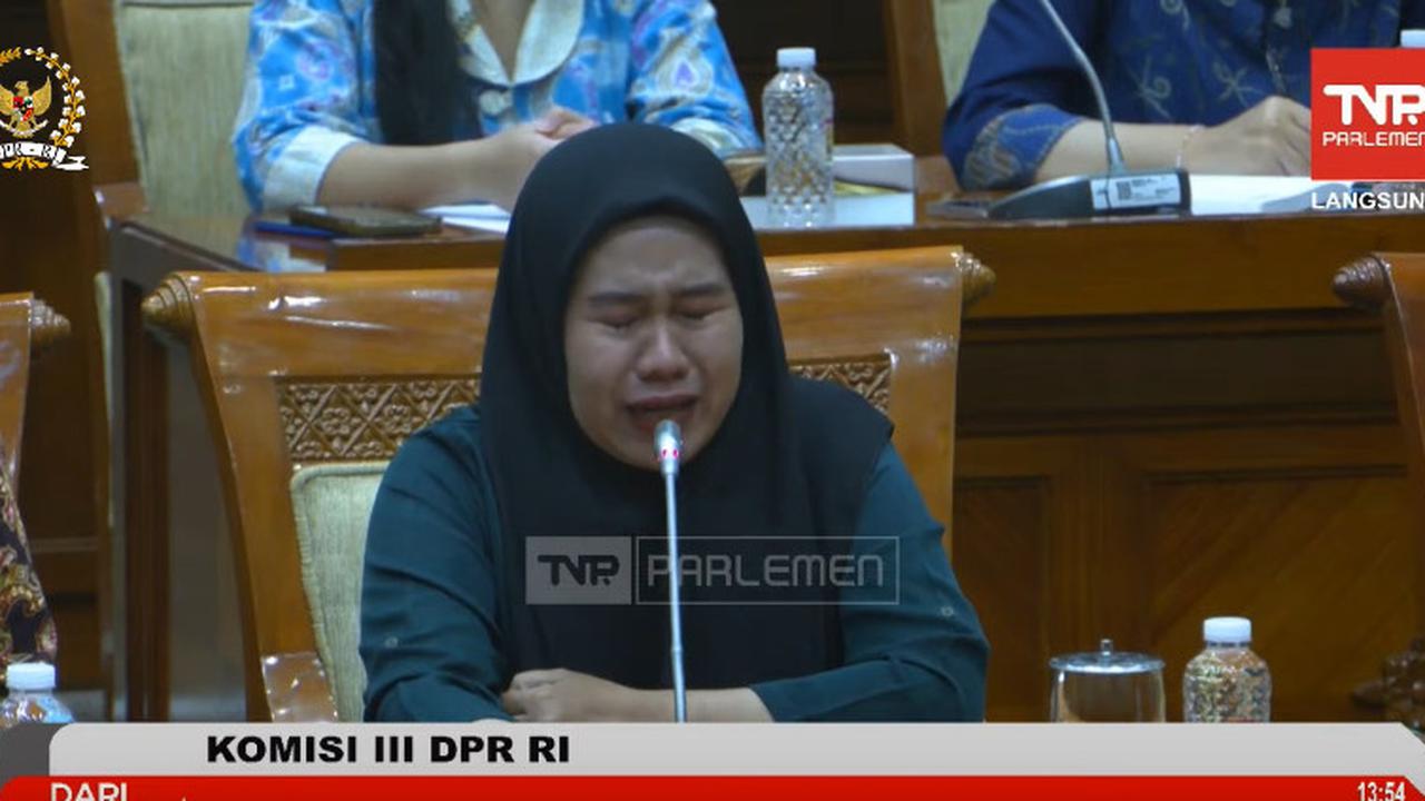 Nangis Sesegukan Sang Ibu Korban Dugaan Salah Tangkap 4 Anak di Tasikmalaya Mengadu ke Komisi III 'Mohon Pak Bantuannya, Anak Saya Disiksa'