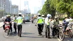 Polda Metro Jaya mengadakan Operasi Patuh Jaya 2015 di sepanjang Jalan Jendral Sudirman, Jakarta, Sabtu (30/5). Polisi menggelar razia patuh jaya untuk menertibkan para pengendara yang melanggar lalu lintas, mulai 27 Mei-9 Juni (Liputan6.com/Yoppy Renato)