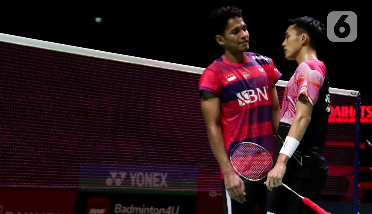 Pebulu tangkis tunggal putra Indonesia Jonatan Christie usai mengalahkan rekan senegaranya Chico Aura Dwi Wardoyo dalam final Indonesia Masters 2023 di Istora Senayan, Jakarta, Minggu (29/1/2023). Jonatan Christie atau Jojo menjuarai Indonesia Masters 2023 usai menang atas Chico Aura Dwi Wardoyo dengan skor 21-15 dan 21-13. (Liputan6.com/Herman Zakharia)