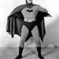 Kostum Batman tahun 1943-1949 (The Verge)