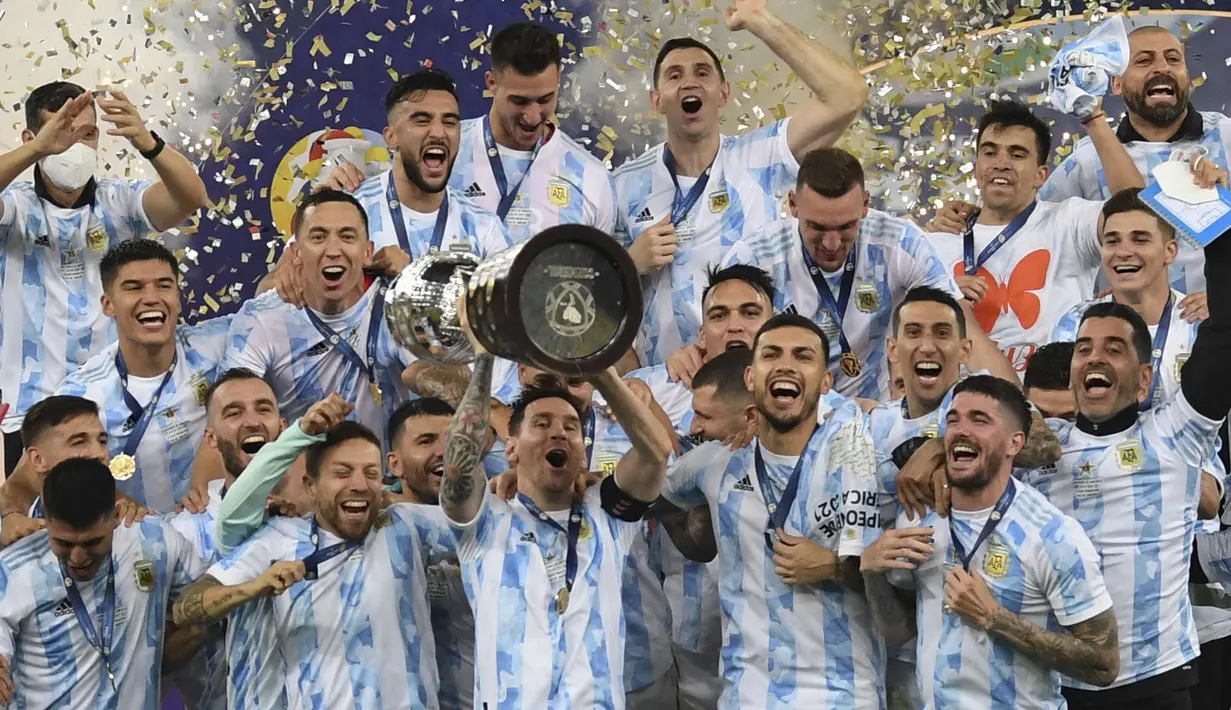 Lionel Messi kembali berhasil meraih gelar juara lagi bersama Argentina setelah 13 tahun. Mereka sukses menjuarai Copa America 2021 setelah mengalahkan Brasil di partai final dengan skor 1-0. Gola La Albicieleste dicetak oleh Angel Di Maria pada menit ke-22. Gelar juara Copa America 2021 itu menyudahi puasa gelar major Argentina selama hampir tiga dekade. Dengan koleksi empat gol, Messi juga terpilih sebagai pemain terbaik di turnamen tersebut. (AFP/Carl De Souza)