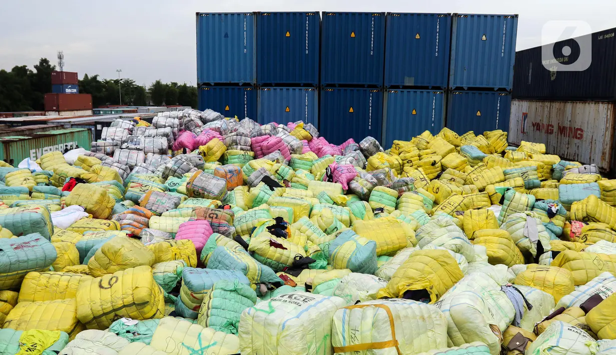 Bea Cukai bekerja sama dengan Badan Reserse Kriminal Kepolisian Republik Indonesia (Bareskrim) Polri menyita 7.363 ballpress pakaian bekas impor ilegal senilai lebih dari Rp 80 miliar di wilayah Jabodetabek. (Liputan6.com/Herman Zakharia)