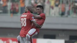 Striker Persija, Reinaldo, bersama  Maman Abdurrahman merayakan kemenangan atas Persiba pada laga Liga 1 di Stadion Patriot, Bekasi, Jumat  (12/8/2017). Persija menang 2-0 atas Persiba. (Bola.com/M Iqbal Ichsan)