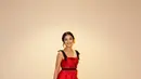 Pesona cantik Glenca Chysara dibalut dress merah dengan detail tali hitam, tanpa lengan. Mana gaya anak artis yang paling jadi favoritmu, Sahabat FIMELA? [Foto: Instagram/glencachysaraofficial]