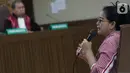 Terpidana dalam kasus korupsi proyek e-KTP, Miryam S Haryani menjawab pertanyaan saat menjadi saksi dalam sidang lanjutan kasus dugaan korupsi terkait pengadaan e-KTP dengan terdakwa Markus Nari di Pengadilan Tipikor, Jakarta, Rabu (9/10/2019). (Liputan6.com/Helmi Fithriansyah)