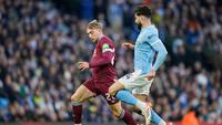 Pemain West Ham, Jarrod Bowen (kiri), mencoba lepas dari penjagaan Josko Gvardiol, saat bertanding di Liga Inggris 2025/2026, Sabtu (20/12/2025) malam WIB. (AP Photo/Dave Thompson)