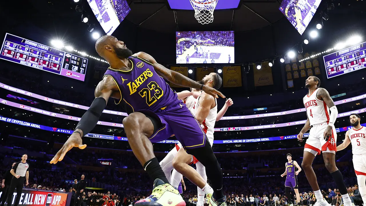 Duel sengit Lakers melawan Rockets di NBA 2024/2025